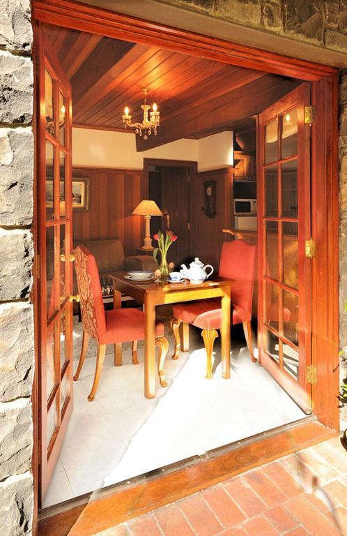 Queen Suite - Oak